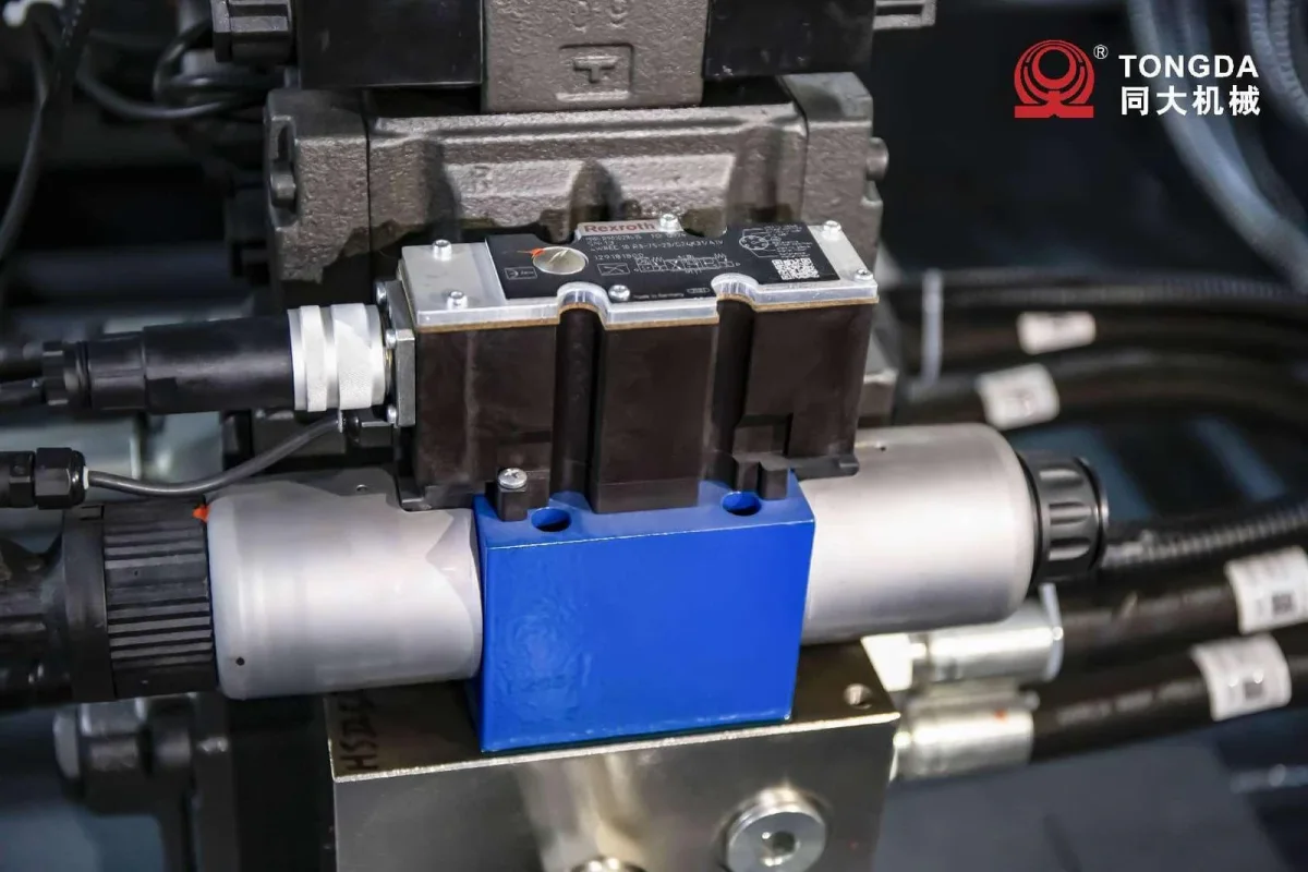 Hydraulic valve reference; component selection depends on the machine configuration